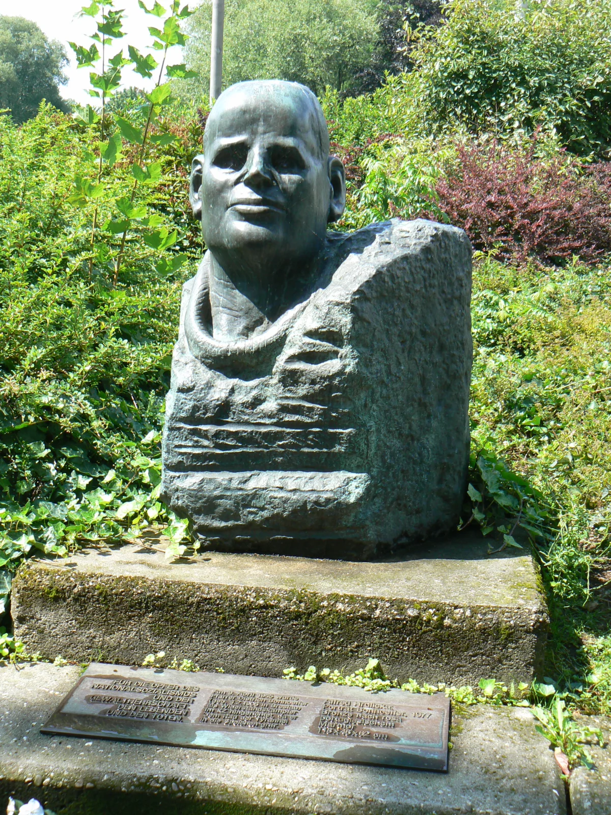 Temple protestant et ombre portée, évoquant la foi sous tension de Bonhoeffer.