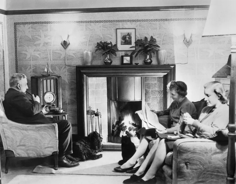 Famille anglaise se reposant ensemble à la maison un dimanche après-midi dans les années 1950, scène de repos familial