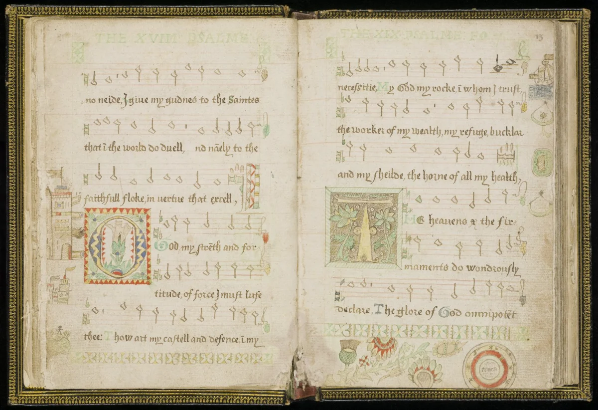 Bible ouverte sur le livre des Psaumes, lumière naturelle posée sur les pages.
