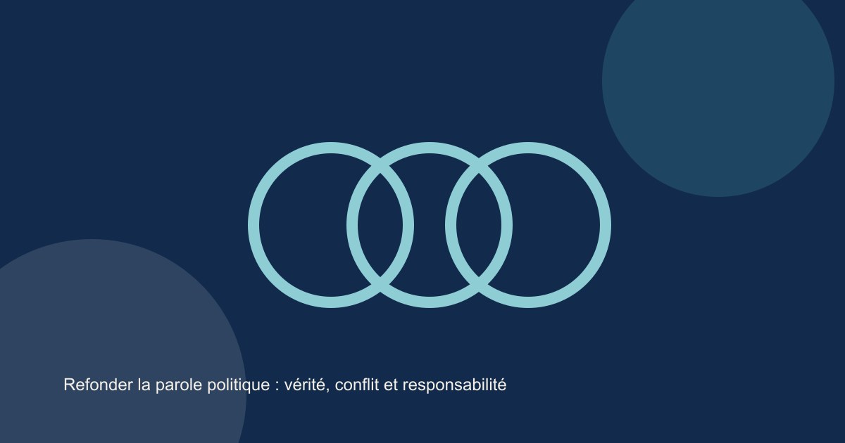 Micro posé dans une lumière dure sur fond de silence, pour évoquer la parole publique et sa responsabilité.