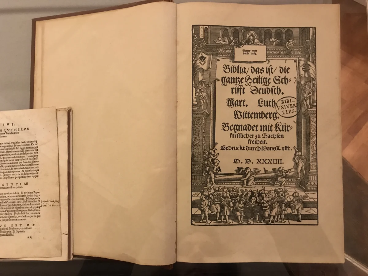 Livre ouvert avec une seule ligne lumineuse, symbole de l'autorité unique de l'Écriture.