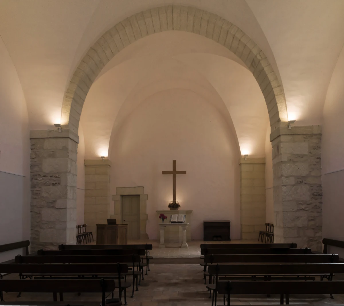Façade sobre d'un temple protestant, porte fermée, lignes géométriques, pas d'ornement sacral.